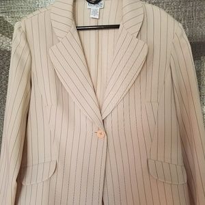 Women's pinstriped 2 piece pant suit